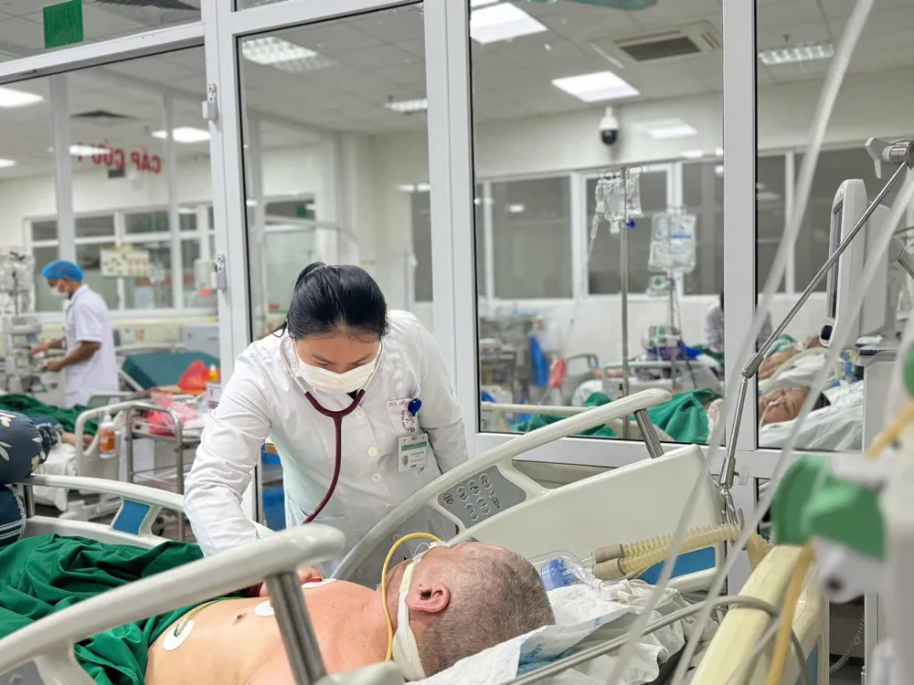 Bác sĩ Bệnh viện Bệnh nhiệt đới điều trị bệnh nhân viêm phổi do cúm.jpg