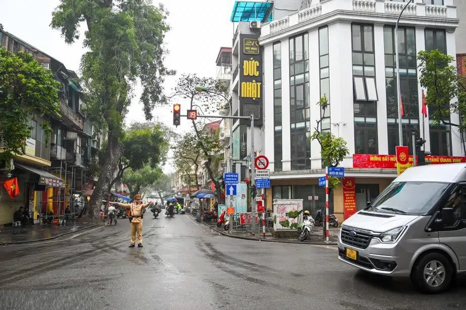 CSGT Hà Nội phân luồng, điều tiết giao thông khi hạn chế xe trên 16 chỗ vào phố cổ