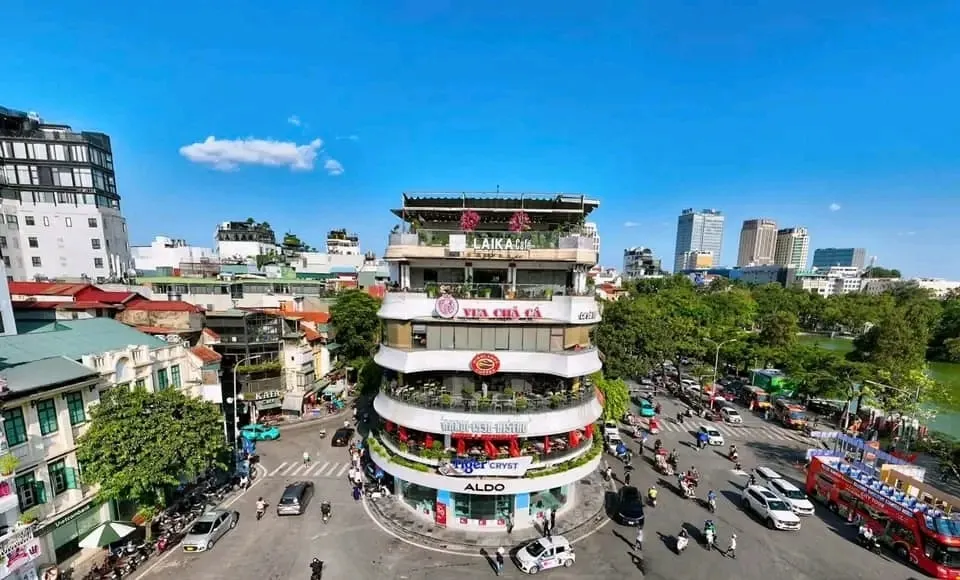 Vì sao tòa nhà “Hàm cá mập” bên hồ Gươm vẫn chưa thể phá dỡ?