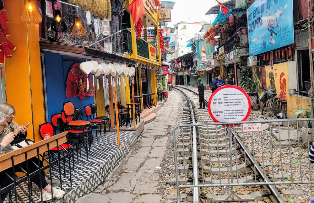 Phố "cà phê đường tàu" vắng du khách