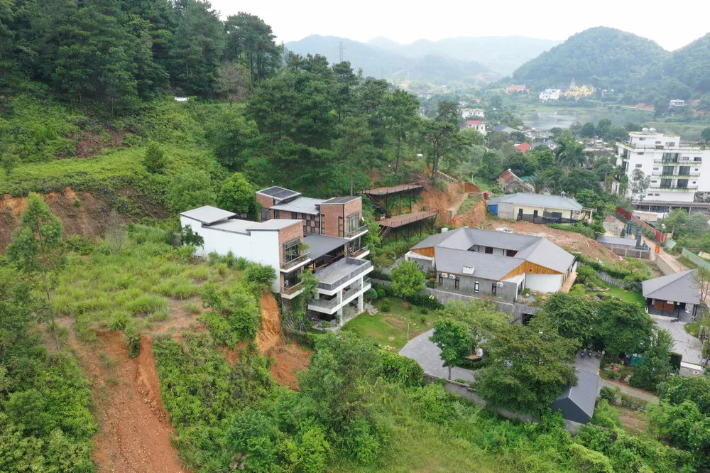 Quanh hồ Đồng Đò, một số công trình nhà ở, nghỉ dưỡng được xây dựng sát bìa đồi, có dấu hiệu xâm lấn đất rừng.jpg