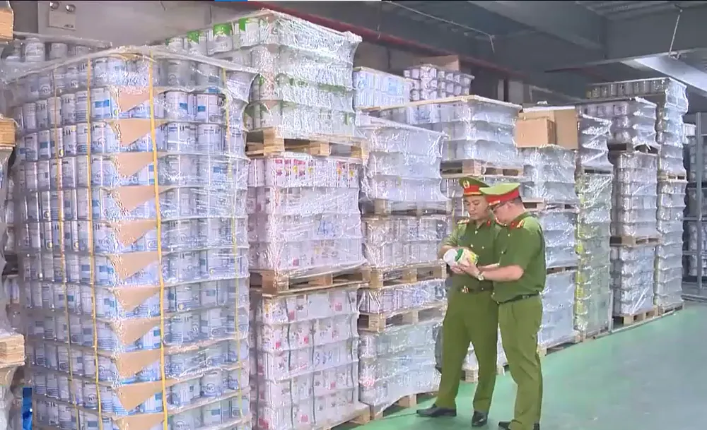Cơ quan công an kiểm tra kho sữa giả tại Hà Nội