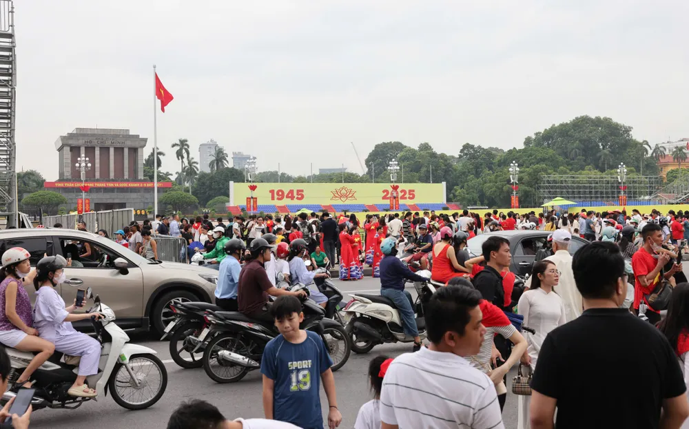 Từ trưa 21-8 đã có rất đông người dân tập trung ở khu vực Quảng trường Ba Đình để chờ xem hợp luyện của lực lượng diễu binh, diễu hành A80