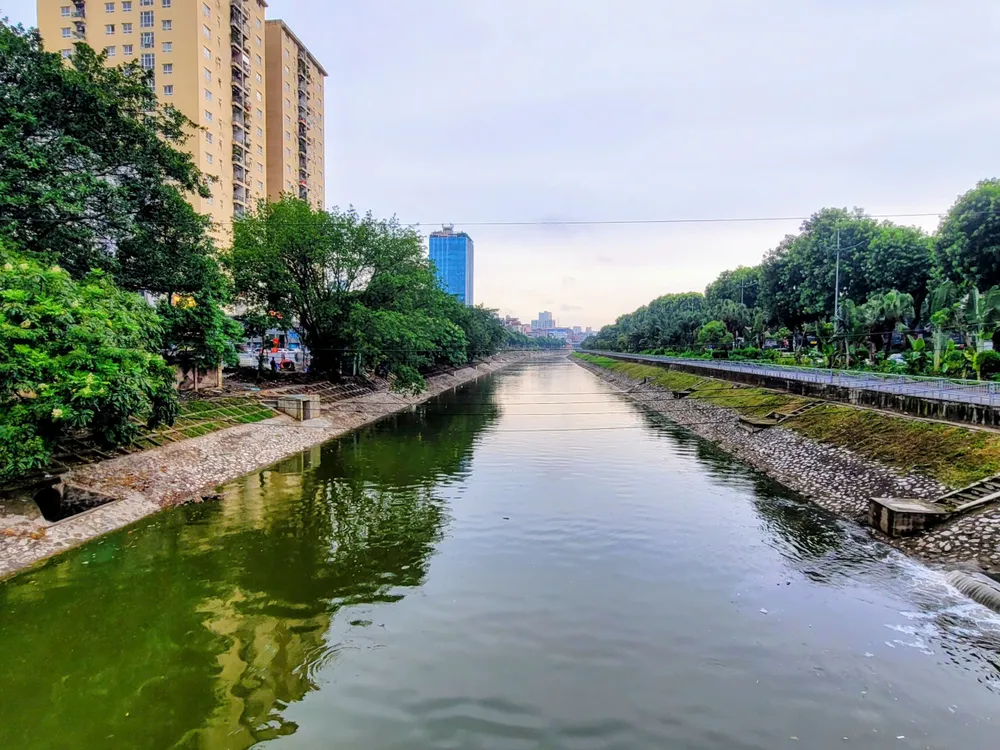 Tới đầu giờ chiều 9-9, mức nước trên sông Tô Lịch đoạn chảy qua khu vực phường Yên Hòa đã khá cao và màu nước sông đã bớt đen hơn