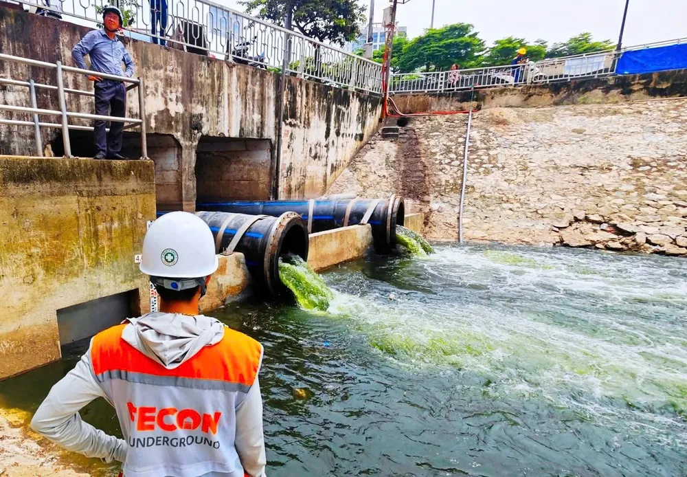 Hệ thống đường ống dẫn nước từ hồ Tây đổ vào sông Tô Lịch 