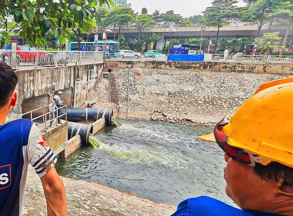 Việc đưa nước từ hồ Tây vào sông Tô Lịch sẽ giúp dòng sông bớt ô nhiễm