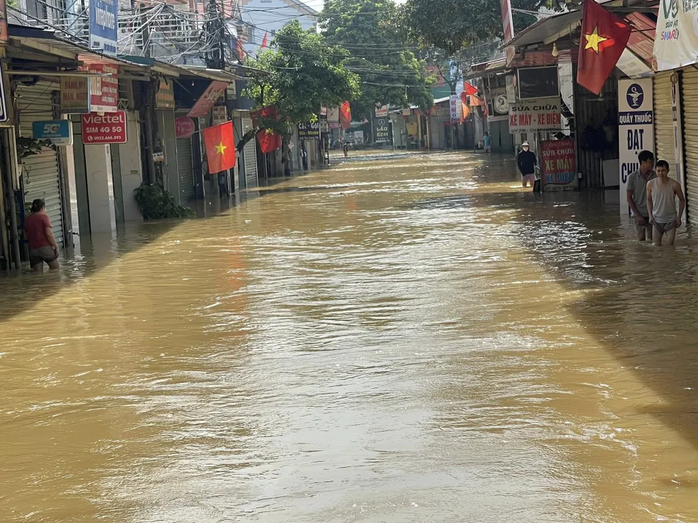 Trời đã nắng và nước lũ rút dần nhưng nhiều khu dân cư ở xã Trung Giã vẫn ngập trong nước