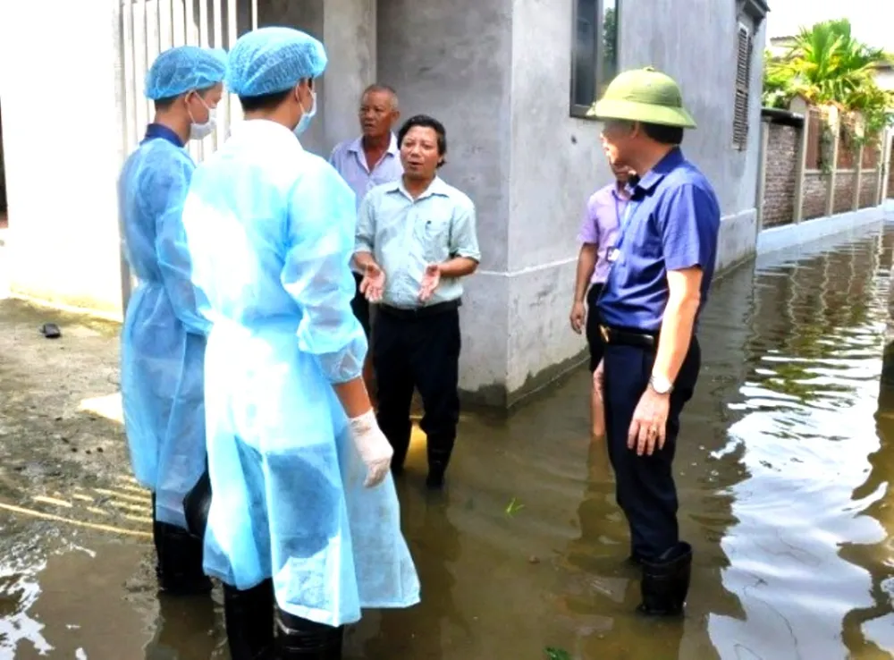 Can bo y te co so o Ha Noi tuyen truyen phong chong dich benh cho nguoi dan vung lu.jpg