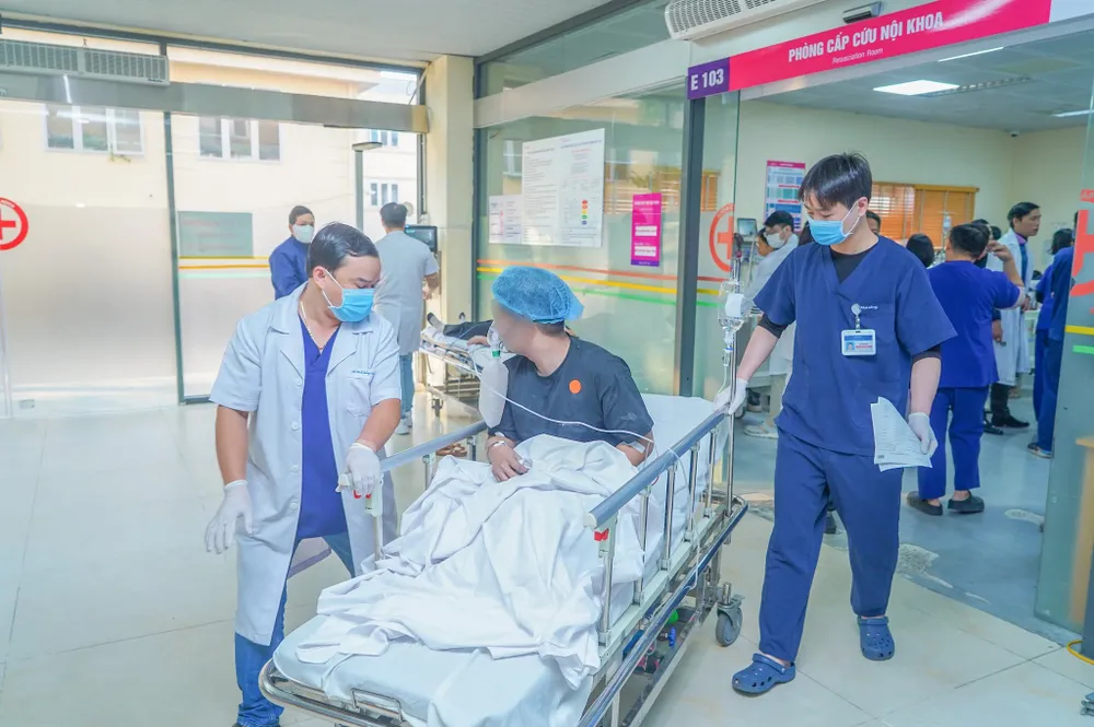 Bệnh viện E đã kích hoạt báo động đỏ để cấp cứu kịp thời các nạn nhân vụ cháy