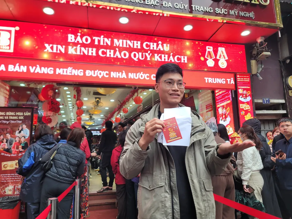 Niềm vui khi mua được vàng sau nhiều giờ xếp hàng chờ đợi. Ảnh: QUỐC KHÁNH
