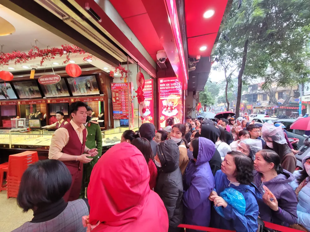 Người dân xếp hàng đông nghịt chờ mua vàng trước cửa hàng vàng trên phố Trần Nhân Tông, Hà Nội. Ảnh: QUỐC KHÁNH