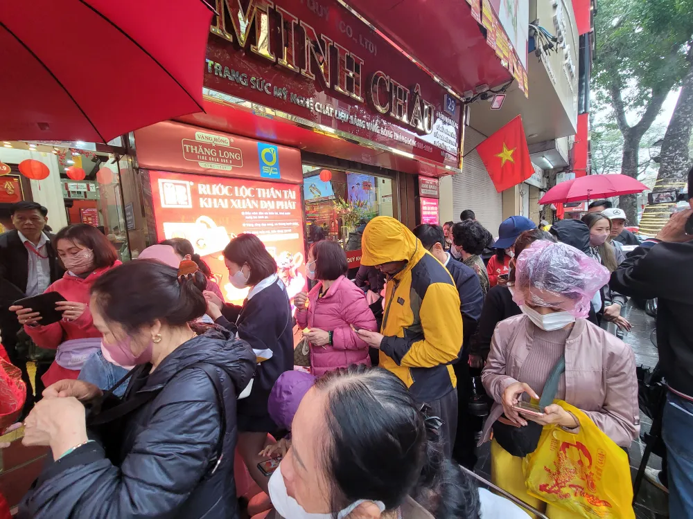 Người dân chen chúc chờ tới lượt mua vàng tại một cửa hàng vàng trên phố Trần Nhân Tông. Ảnh: QUỐC KHÁNH