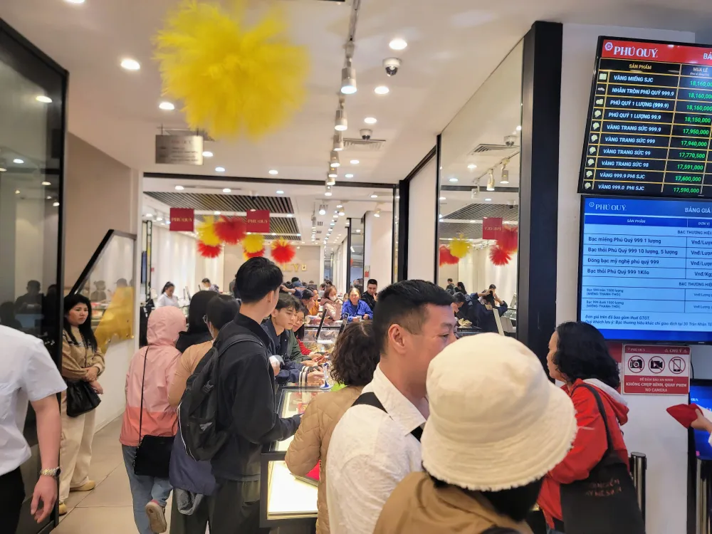 Bên trong một cửa hàng vàng ở phố Trần Nhân Tông. Ảnh: QUỐC KHÁNH