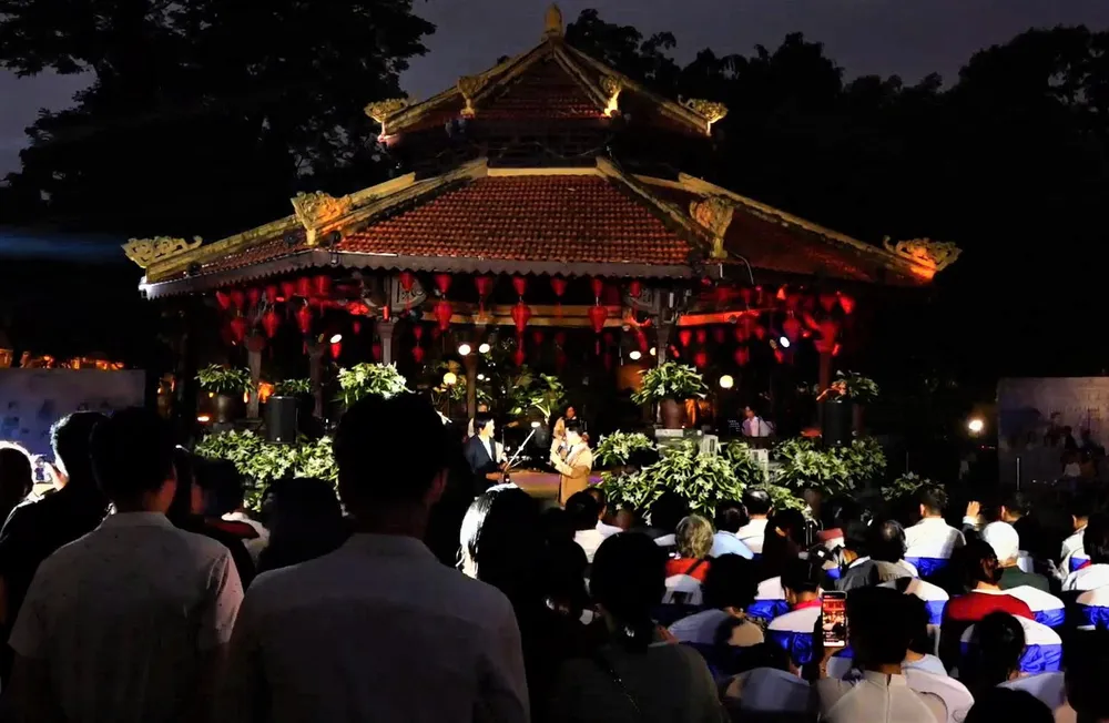 Chương trình “Hà Nội bình yên” tại nhà Bát Giác trong không gian phố đi bộ hồ Hoàn Kiếm thu hút đông đảo người dân và du khách