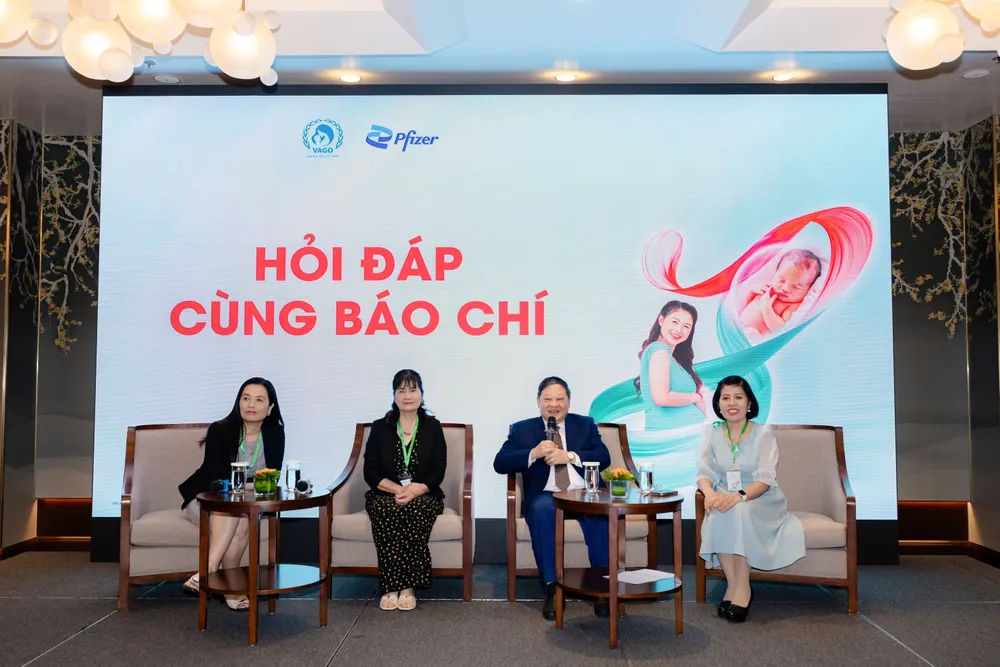 Các chuyên gia cùng thảo luận gánh nặng bệnh do RSV ở trẻ nhũ nhi và chiến lược chăm sóc sức khỏe mẹ và bé.jpg