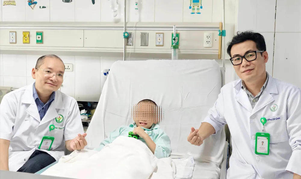 Cứu sống bé trai bị cọc sắt xuyên thấu người sau cú ngã từ trên cao