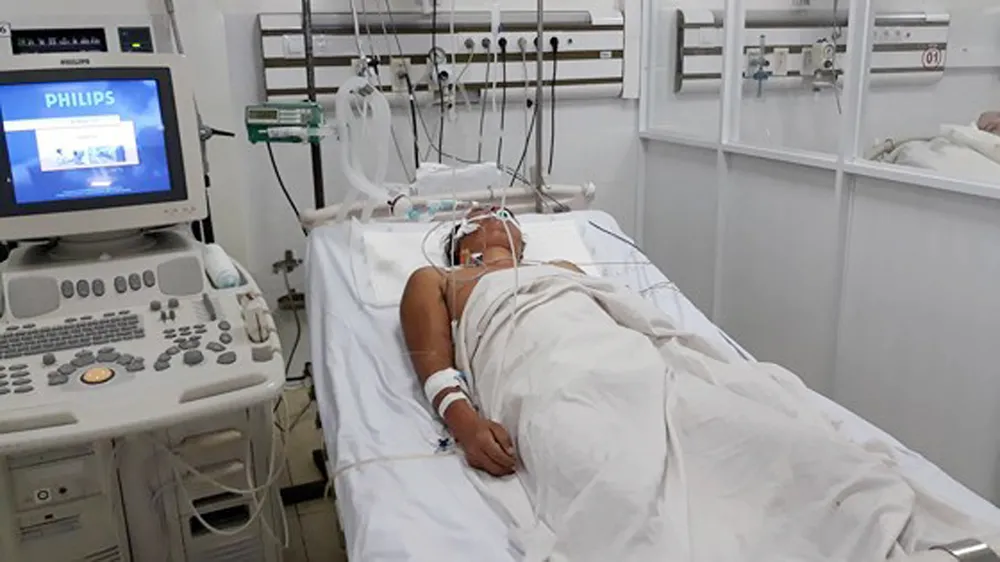 Cấp cứu bệnh nhân từ đảo Sinh Tồn về đất liền bằng trực thăng ảnh 1