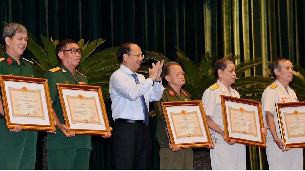 Trao Huân chương Độc lập, Huân chương Bảo vệ Tổ quốc cho 123 sĩ quan, tướng lĩnh nghỉ hưu ảnh 1
