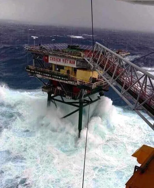 Nhiều nhà giàn DK bị thiệt hại trong bão Tembin ảnh 1