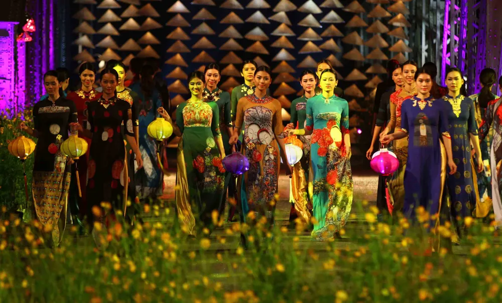 Hơn 200 tà áo dài khoe sắc ở cầu Trường Tiền ảnh 1