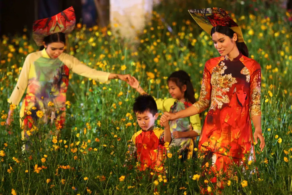 Hơn 200 tà áo dài khoe sắc ở cầu Trường Tiền ảnh 2