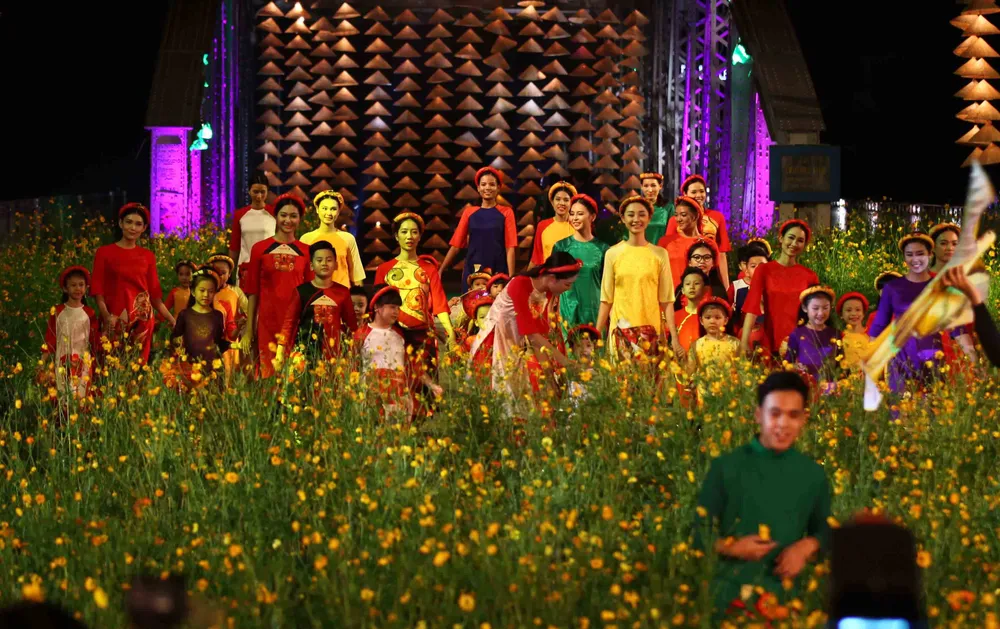 Hơn 200 tà áo dài khoe sắc ở cầu Trường Tiền ảnh 3