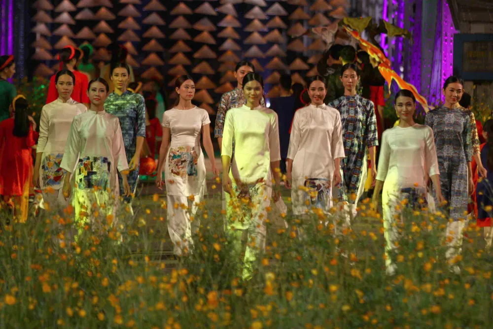 Hơn 200 tà áo dài khoe sắc ở cầu Trường Tiền ảnh 4