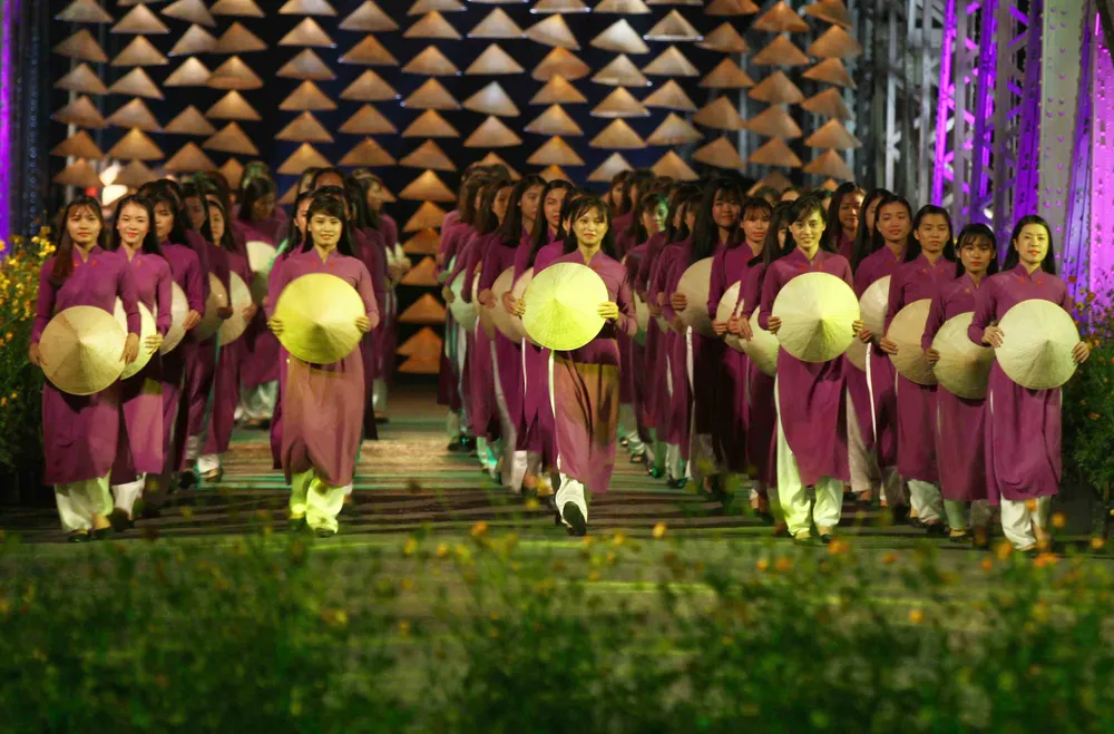 Hơn 200 tà áo dài khoe sắc ở cầu Trường Tiền ảnh 5