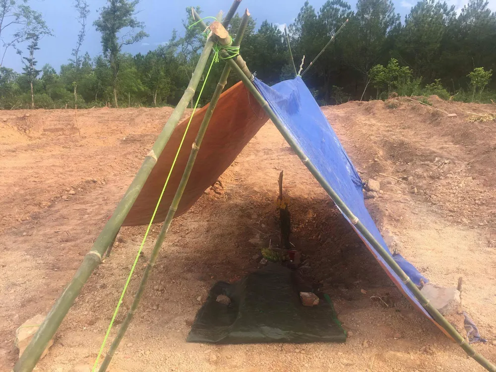 Tấm bia đã được di chuyển về khu vực lều bạt dựng tại khu vực phần mộ đã bị san phẳng