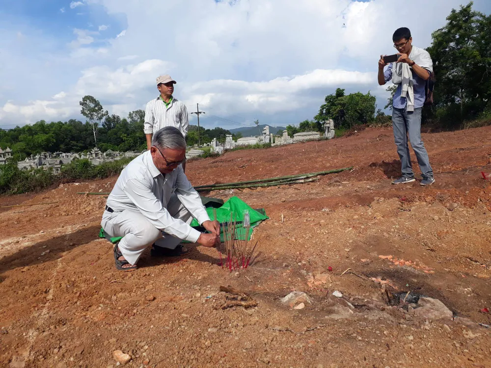 Vụ bia mộ bị đào xới: Đại diện chủ đầu tư dự án bãi đỗ xe nhận lỗi ảnh 1