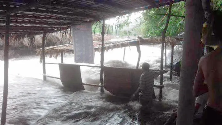 Nhiều người thoát chết khi lũ quét ập về khu du lịch suối Voi ảnh 1