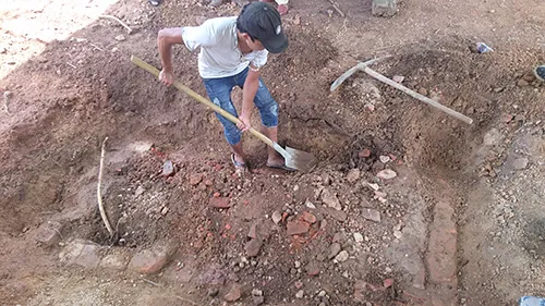 Tìm thấy huyệt mộ vợ vua Tự Đức bị san ủi làm bãi đỗ xe tại Huế ảnh 1