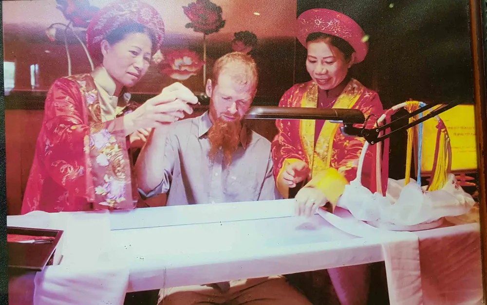 Du khách tập thêu tại Bảo tàng nghệ thuật thuê XQ Huế.