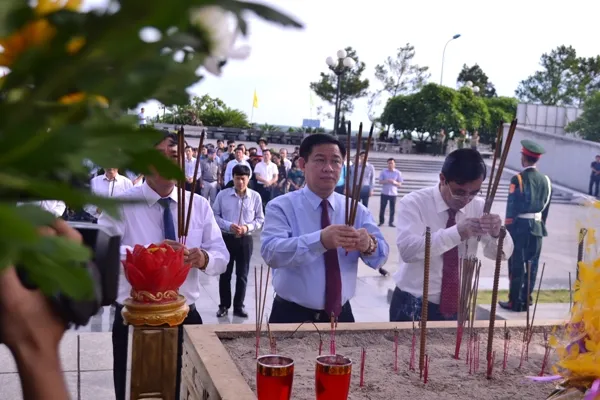 Phó Thủ tướng Vương Đình Huệ tri ân các anh hùng liệt sĩ tại Quảng Trị, Hà Tĩnh ảnh 1