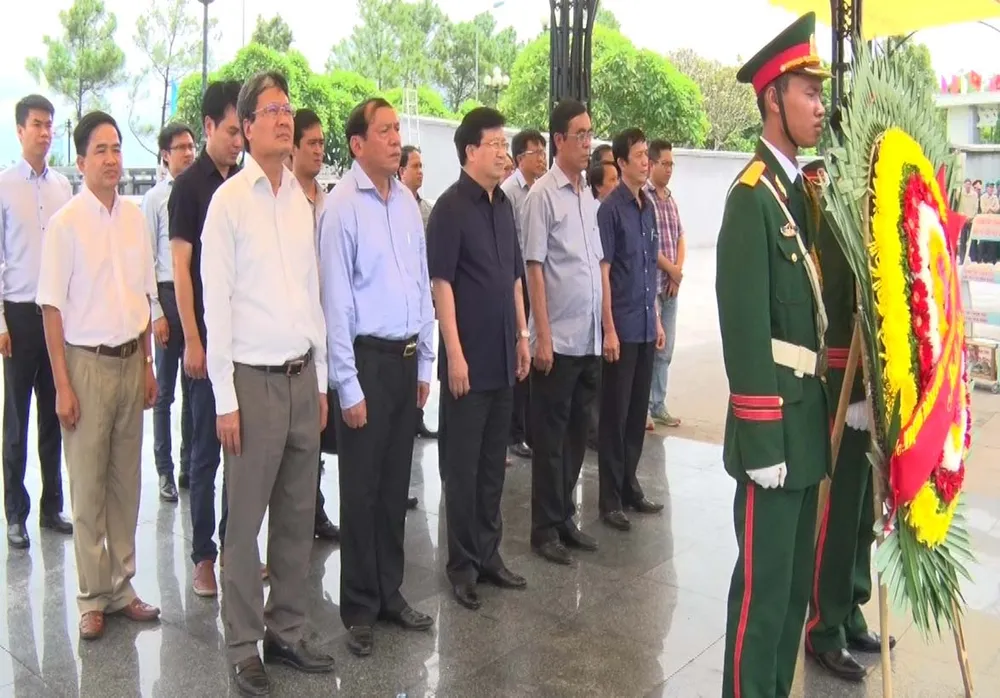 Phó Thủ tướng Trịnh Đình Dũng dâng hương tưởng niệm các anh hùng liệt sĩ  ảnh 2