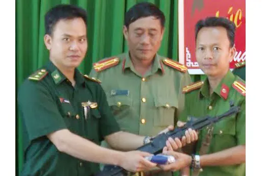 Phát hiện 2 đối tượng dùng súng AK đi săn ở khu vực biên giới  ảnh 3