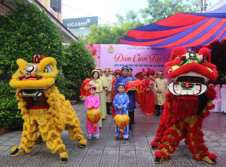 Tưng bừng đám cưới tập thể cho 22 cặp đôi đầu tiên tại Huế  ảnh 2