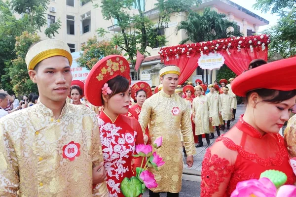 Tưng bừng đám cưới tập thể cho 22 cặp đôi đầu tiên tại Huế  ảnh 5