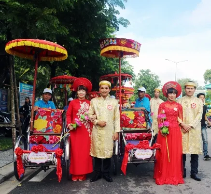 Tưng bừng đám cưới tập thể cho 22 cặp đôi đầu tiên tại Huế  ảnh 6