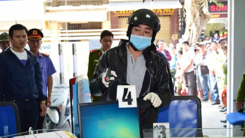 15 năm tù cho kẻ dùng súng cướp ngân hàng BIDV ở Huế ảnh 2