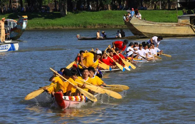 Một xã ẵm cả 2 HCV tại Giải đua ghe trên sông Hương ảnh 1