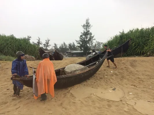 Hàng ngàn tàu thuyền, hàng chục ngàn lao động trên biển có kịp vào bờ “chạy” bão? ảnh 2