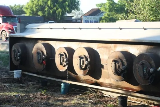 Cứu xe bồn chở 46.000 lít dung môi bị lật tại Huế ảnh 3