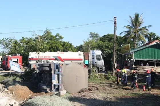 Cứu xe bồn chở 46.000 lít dung môi bị lật tại Huế ảnh 2