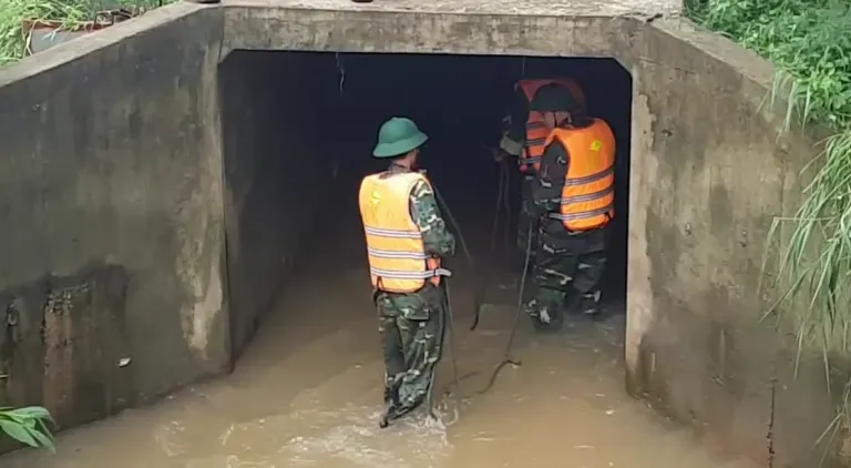 Tìm thấy thi thể học sinh sau 2 ngày bị cuốn vào miệng cống mất tích ảnh 1