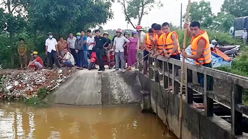 Các lực lượng chức năng nỗ lực tìm kiếm em L.V.S. bị cuốn vào miệng cống, mất tích