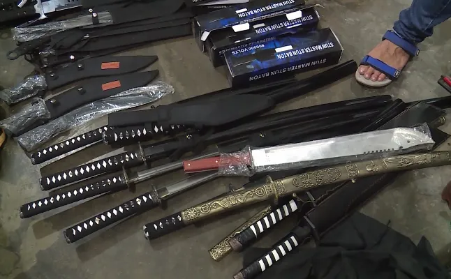 Bắt pháo lậu phát hiện hàng loạt súng, kiếm và roi điện  ảnh 2