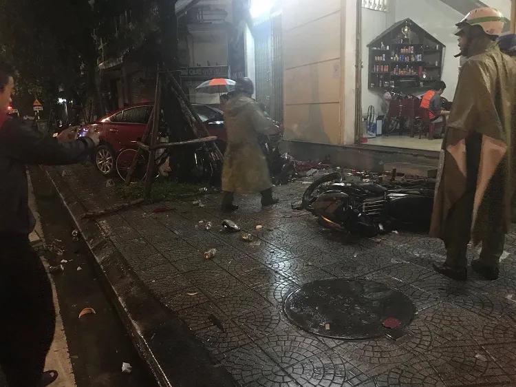 Ô tô gây tai nạn liên hoàn khiến 2 người thương vong ảnh 1