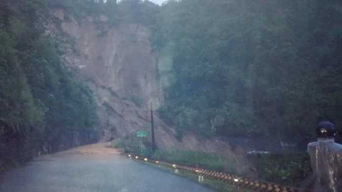 Giải cứu thành công 30 hành khách bị mắc kẹt vì sạt lở ảnh 1