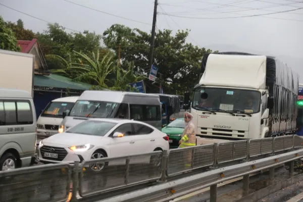 Công an Thừa Thiên - Huế giúp người dân vượt lũ ảnh 3